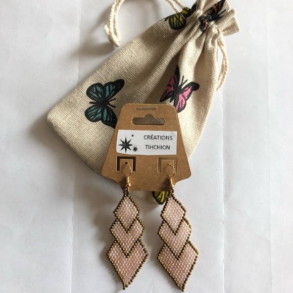 Création Tihchion Jewelry - Handmade earrings in pearly pink and gold